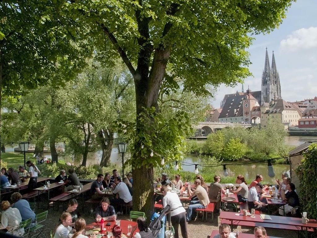 Schloss Weichs Zu Regensburg Mit 2Schlafzimmer Parkplatz Internet 75Qm Zentrum Buitenkant foto